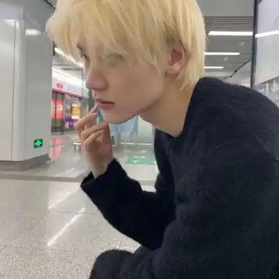  霸总气质超酷的男生qq头像不动声色的情况下要比任何人都努力