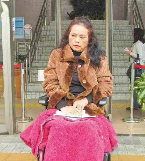 女版王宝强丈夫拿她的钱包养闺蜜8年,最后服毒自杀