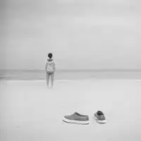  男生背影黑白头像伤感的,远远的望去伤心了