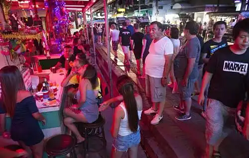  泰国的黑珍珠女孩,给老外做临时女友,坦言一点也不幸福