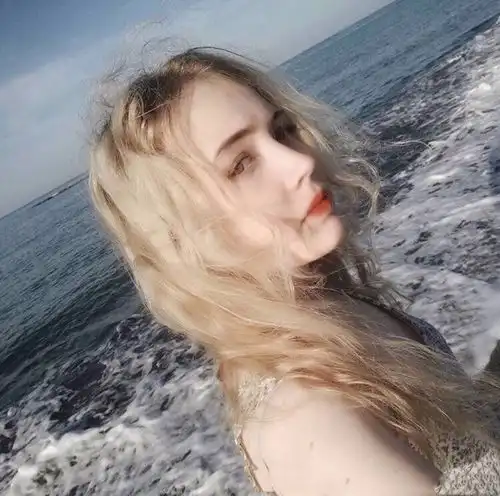  寄语成为幸福快乐能赚钱懂投资懂得爱漂亮又性感的姑娘