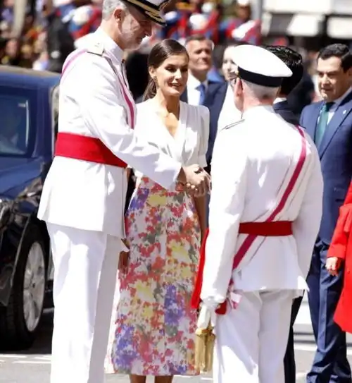  莱后罕见扎着马尾参加活动跟老公穿着情侣款,可惜没去约旦王室