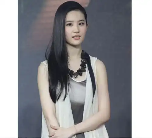  女子洗完澡后穿着丝绸睡衣收到一只黄金手镯,黄金回收时尴尬了