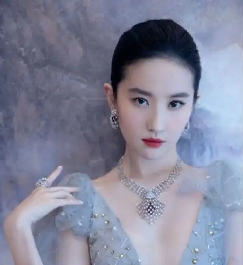 3个月内2次被曝恋情,疑似穿同款情侣装,刘亦菲的绯闻绝缘体要终结了