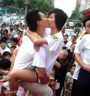  雷人接吻大赛情侣体力不支晕倒