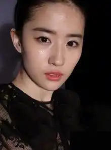 刘亦菲新照毁形象网友炮轰满脸油光