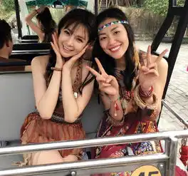  沈梦辰一直走月亮笑眼妆容,素颜显老态判若两人