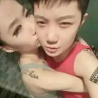  黑社会情侣激情拥抱