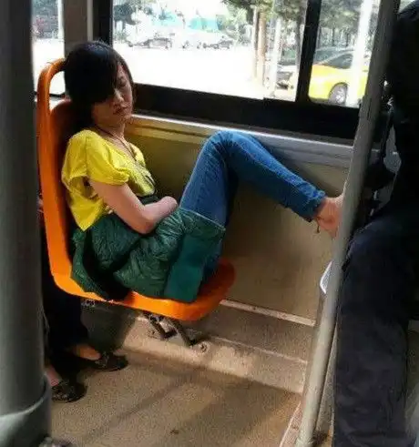  每日一笑妹子是有多瞌睡啊,公交车上这姿势都能睡着呢