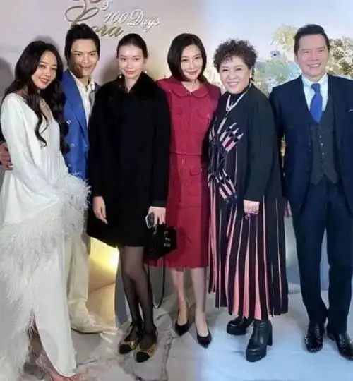  向佐郭碧婷女儿首次曝光