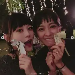 组图陈意涵出月子素颜与闺蜜聚会眼袋卧蚕分不清
