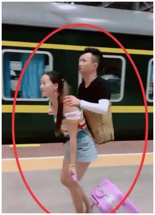  成都连体情侣,真情不抵现实,男子寻得新欢,女子一人带娃