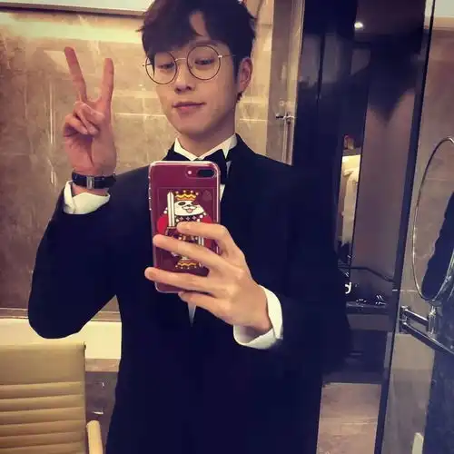  王嘉尔回忆第一次见魏大勋称自己很紧张,称魏大勋在发光