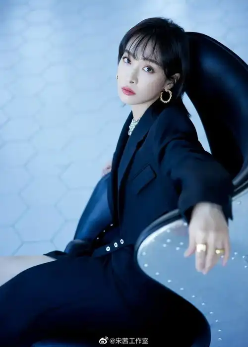  宋茜穿着镂空吊带背心太美艳大秀魔鬼身材性感迷人