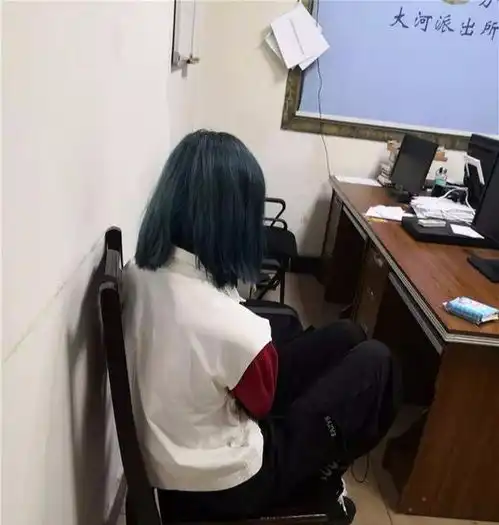  女子失恋后酒吧买醉半瓶洋酒下肚失去意识醒来发现躺在宾馆里