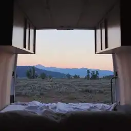  美国一对情侣开着房车去环美旅行,每天看出去的风景都是惊喜