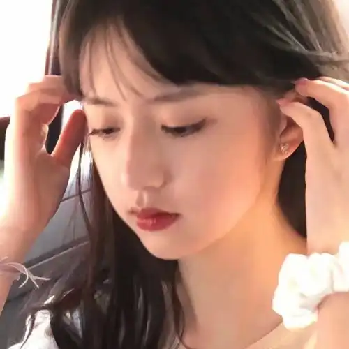  女生头像我仍认为学校建立田径场