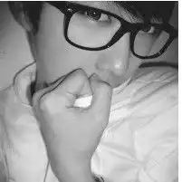  求黑白情侣头像一对,一男一女一左一右的,