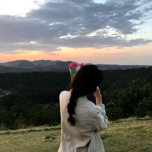  质感小众女生头像更新如果可以,先买杯奶茶再生气