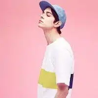  求大神帮忙给我一对头像这个头像和另外一个男生的