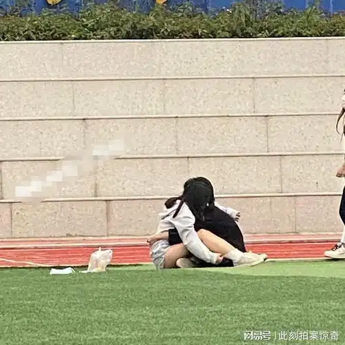 一对大学生情侣在操场上憋坏了