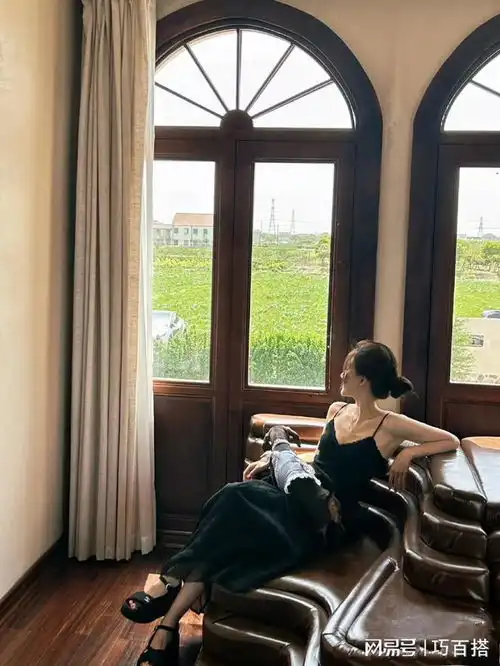  赵露思穿衣风格越来越韩,穿吊带裙秀出仙气,像芭蕾舞女演员