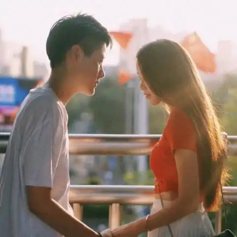  情侣头像接吻一图两人两人拥抱接吻情侣头像一对两张