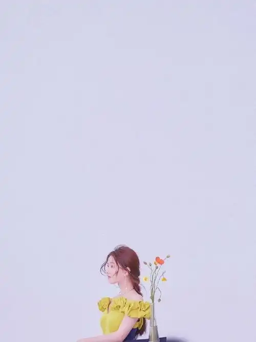  赵露思肉肉萌萌感,品尝五彩缤纷的糖果,甜蜜一夏