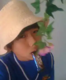  组图蔡徐坤童年自拍照曝光pose摆不停表情狂拽炫酷