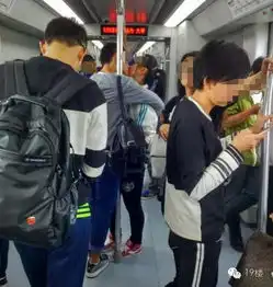  一吻震全国小情侣地铁里接吻25分钟超过11个站,周围人都内有视频