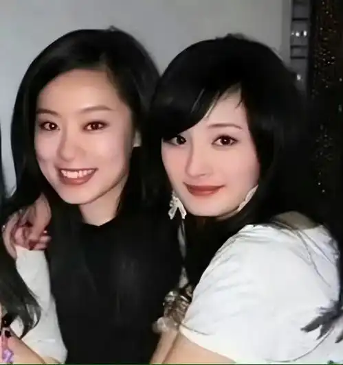 老同学私人聚会,杨幂和张小斐穿同款深夜吃烤串,超接地气