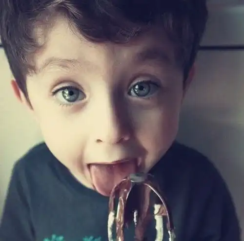  找一个和这张配套的小男孩的情侣头像