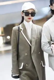  戚薇携丈夫出镜,俩人不同穿搭风格,戴黑白色棒球帽组cp