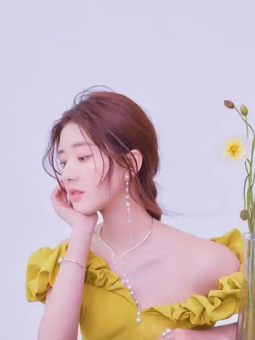  赵露思肉肉萌萌感,品尝五彩缤纷的糖果,甜蜜一夏