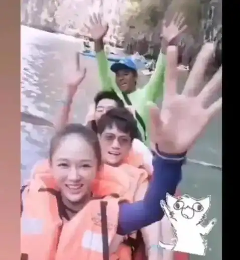  陈乔恩和男友一问一答互动超甜蜜,艾伦在女友视角下帅气有型