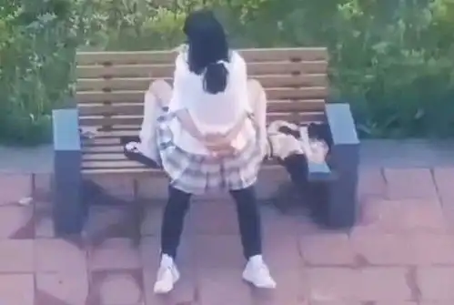  小情侣在公园欲火难耐,女友穿jk裙跨坐男友双腿间,动作起伏不定