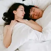  扑向大床的情侣头像