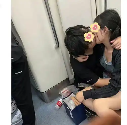  一对年轻的情侣,在地铁旁若无人亲热的情景,所作所为令人震惊