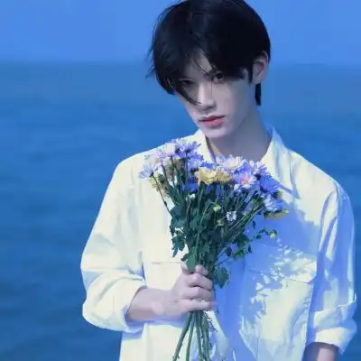  蓝色系又超级温柔的帅气男生真人头像经过了兜兜转转的重逢是场浪漫