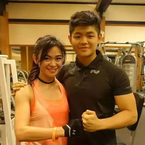  50岁冻龄阿姨,性感完爆20岁少女,跟儿子合影就像情侣