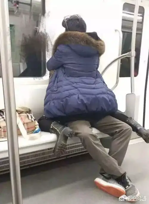 合肥一对情侣地铁内旁若无人做出不雅行为,你怎么看,是否应该制止