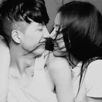  情侣左右亲密qq头像到处布满伤口