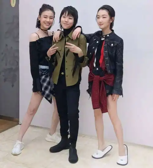 明星之间的友谊太宝贵,张一山为杨紫提裙角,王菲独宠刘嘉玲
