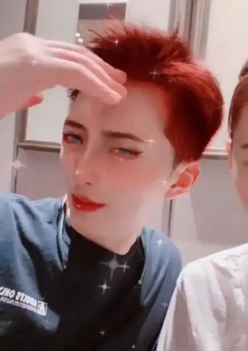  窦骁何超莲秀恩爱,网友不催婚却催着窦骁营业,何超莲回应很机智