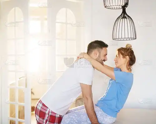  可爱的情侣在爱的游戏和拥抱在卧室的桌子上穿着睡衣人际关系和周末目标卧室