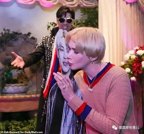  网红情侣沉迷整容狂砸25万英镑,现在两人还要共享一个纸片老公