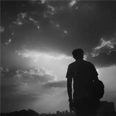  黑白单人情头身影两张,总有一天会反过来拥抱你