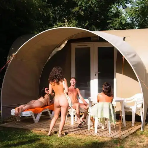  网红情侣全裸环游世界,拍下数千张裸体,只为告诉人们