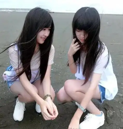  爆笑段子带我家傻狗去广场,一个没注意,被它把鞋踩掉了