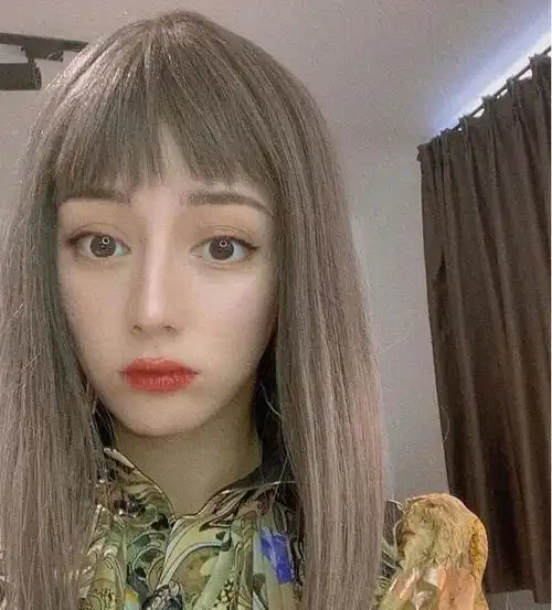 迪丽热巴关晓彤一起剪闺蜜发型,两人差距一目了然
